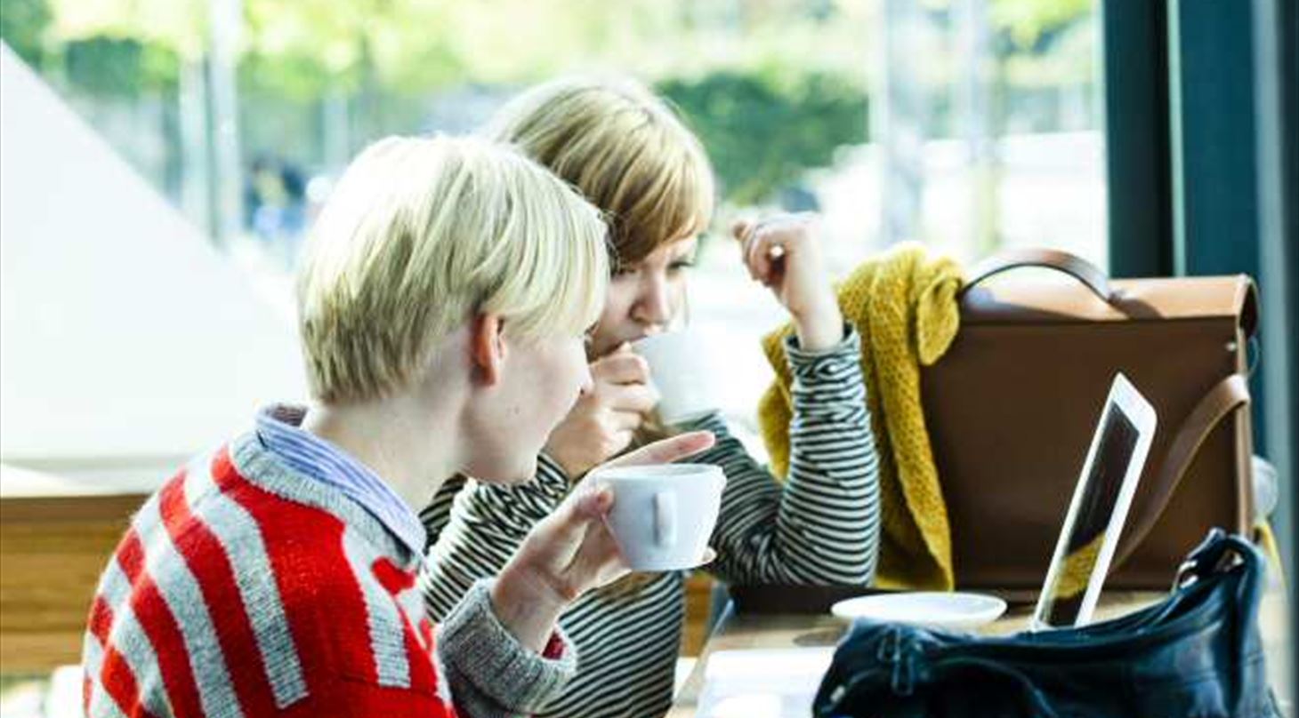 eButler- Piger på cafe